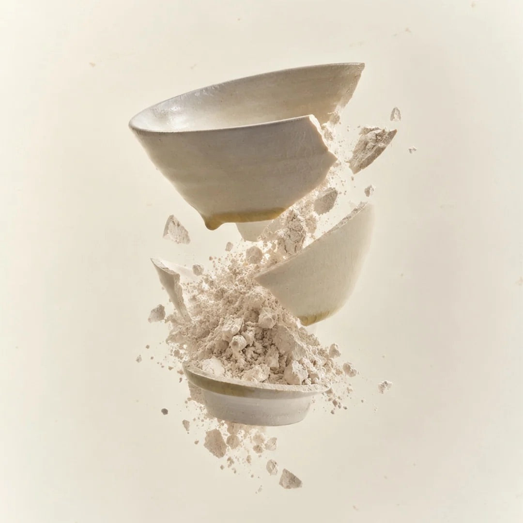 Porcelain bowls and kaolin clay powder, the porcelain clay that inspired DAMDAM Skin Mud Pure Mask