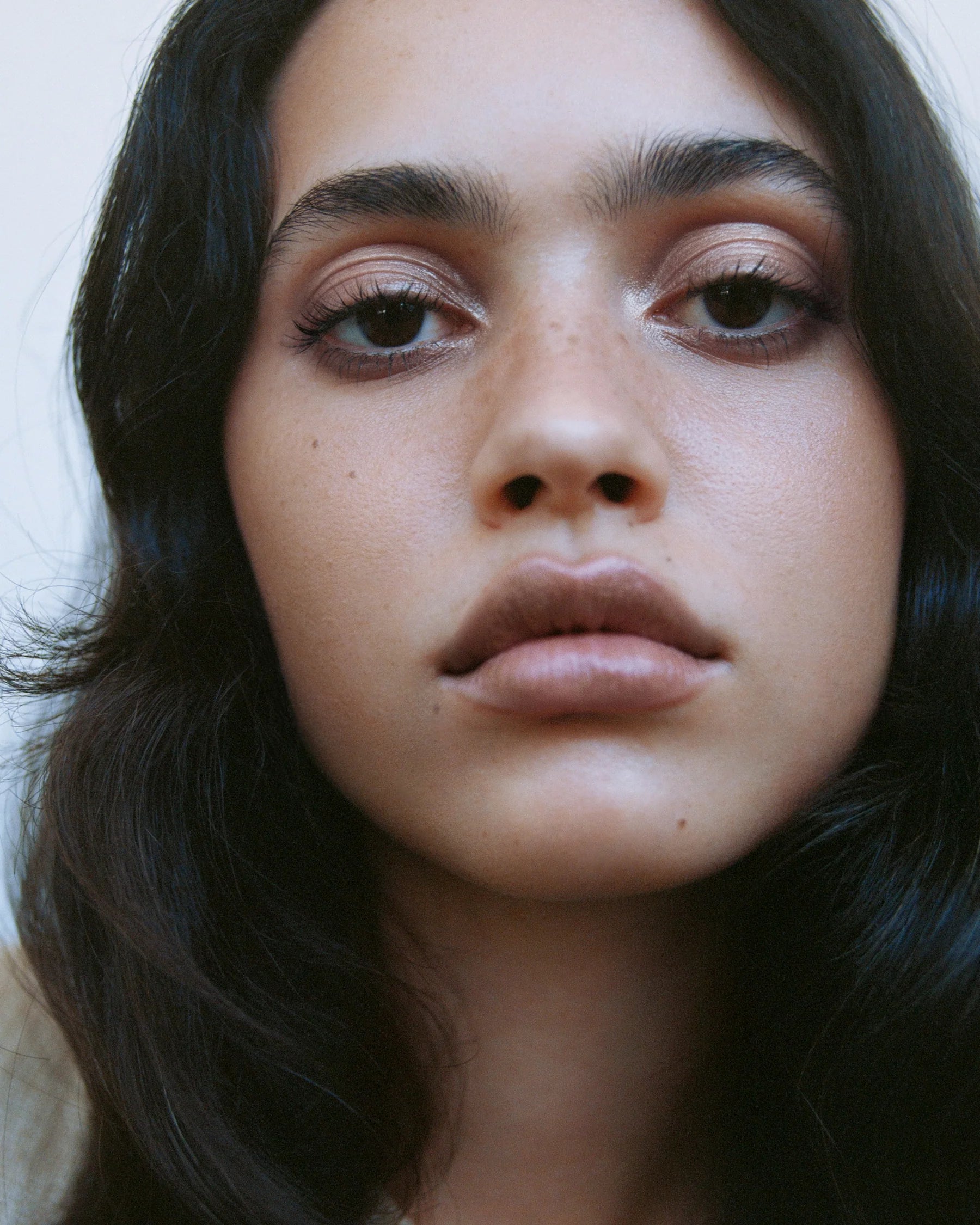 Model wearing Manasi 7 All Over Colour Manketti for a neutral, polished look on lips, cheeks and eyes