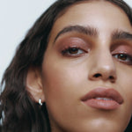 Model wearing Manasi 7 All Over Colour Rojizo on cheeks, lips and eyelids for a natural dusty rose look