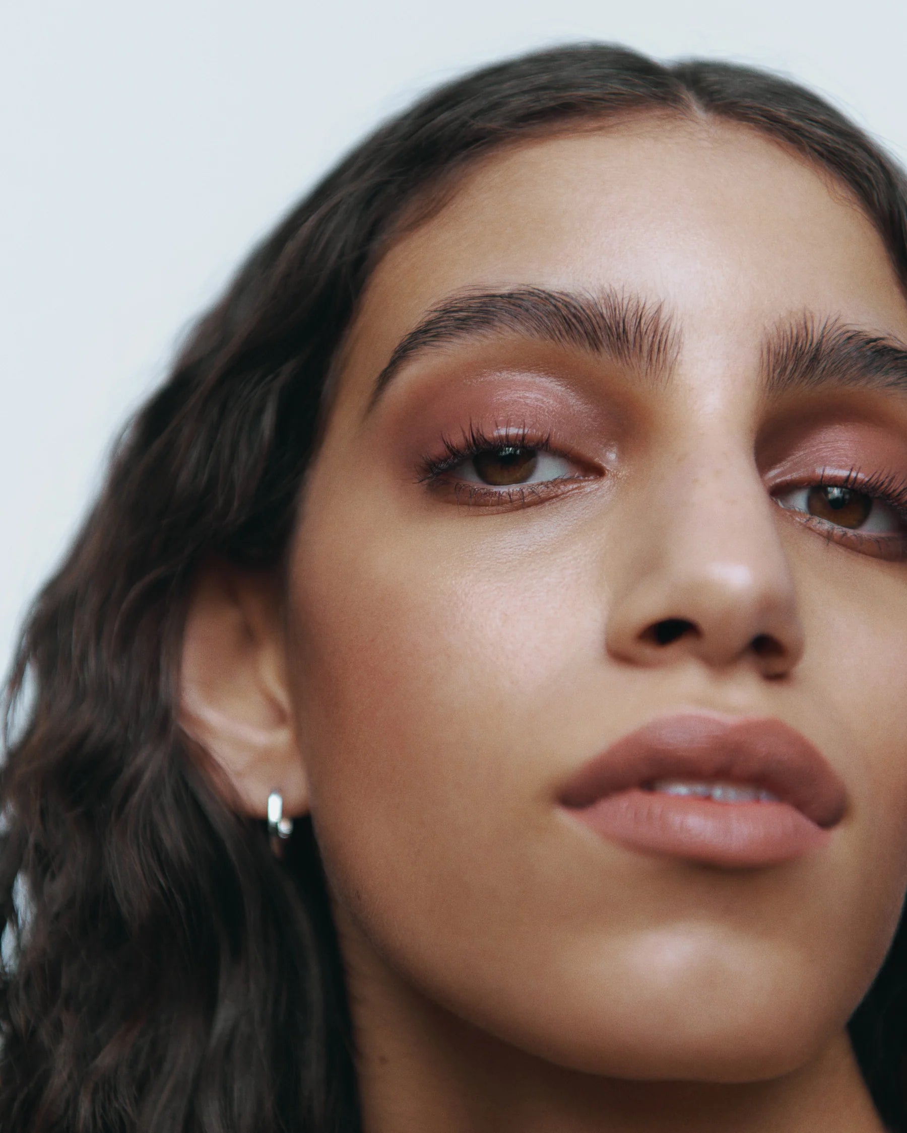 Model wearing Manasi 7 All Over Colour Rojizo on cheeks, lips and eyelids for a natural dusty rose look