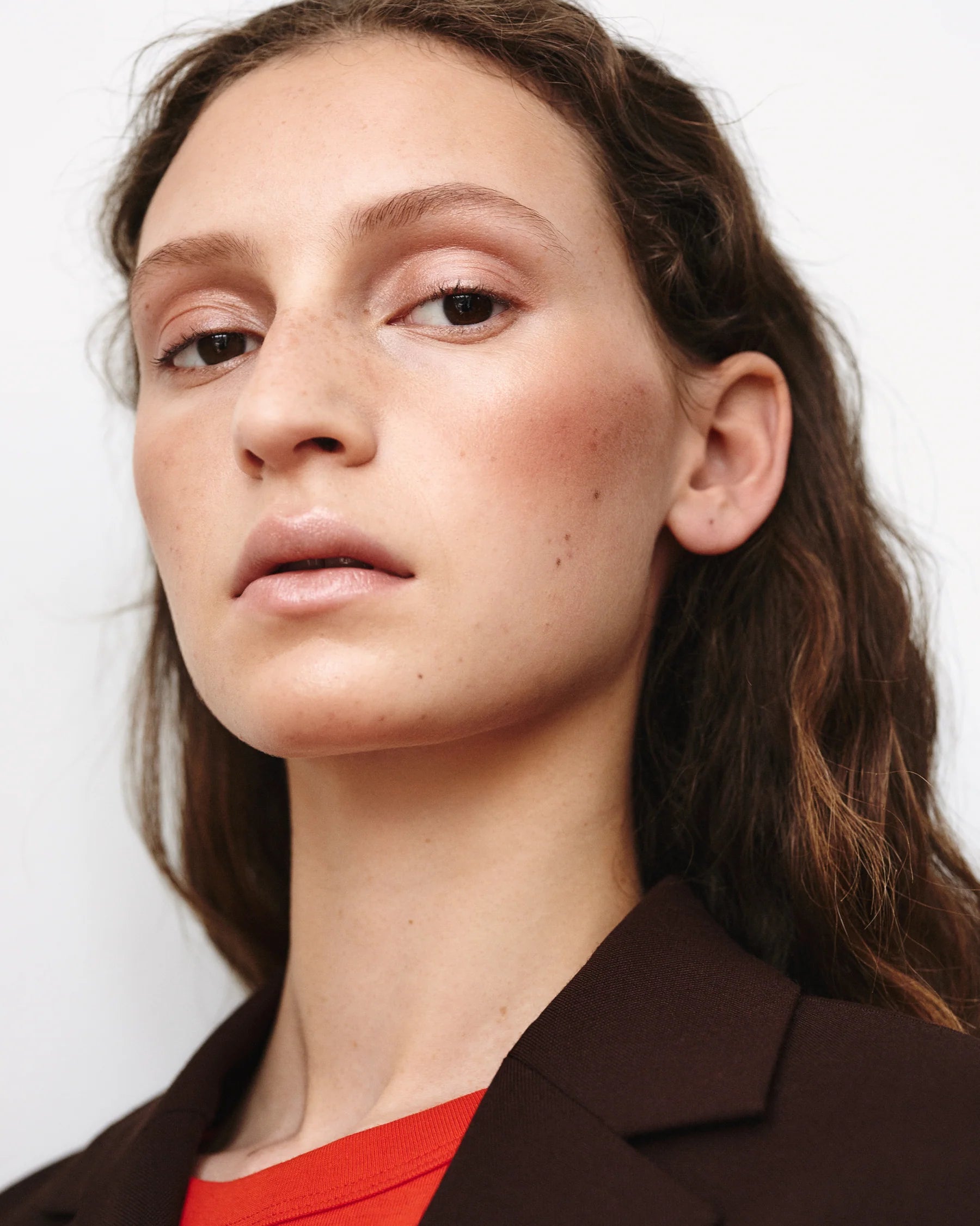 Model wearing Manasi 7 Eye Glow Colour Ayame as a soft rosy glow on the eyelids