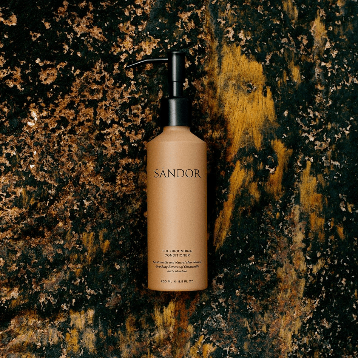 Sándor The Grounding Conditioner 250 ml plant-based conditioner in a natural setting